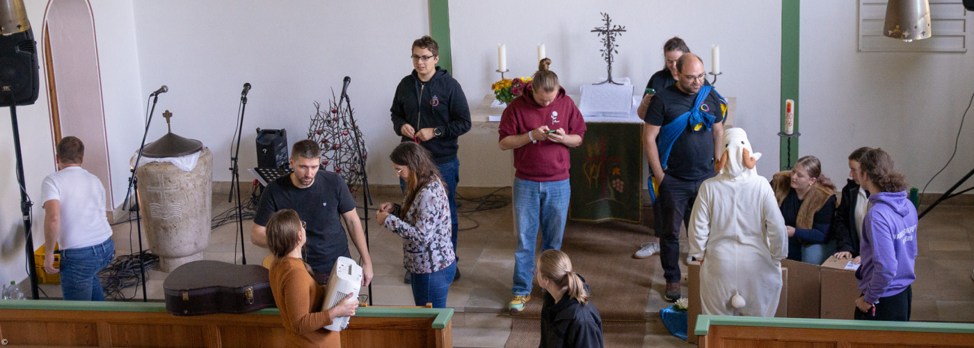 Das Team des Jugendgottesdienstes beim Aufbau.