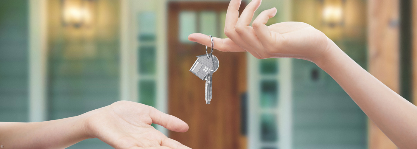 Schlüsselübergabe als Sinnbild für den Verleih