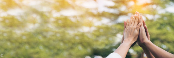 Menschen, die ihre Hände in den Himmel halten und zusammenlegen