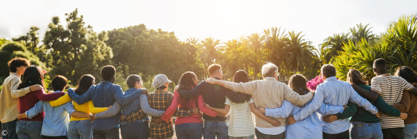 Junge Menschen, die sich an den Schultern halten und nebeneinander stehen