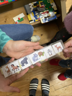 Tierbilder die von Kindern gehalten werden