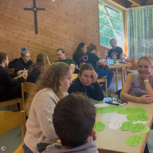 Die Jugendlichen beim Ideen sammeln und diskutieren.