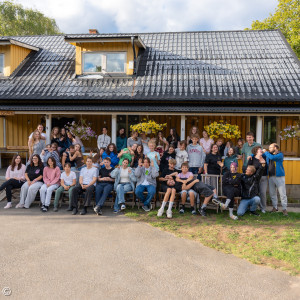 Gruppenbild vor dem Freizeithaus