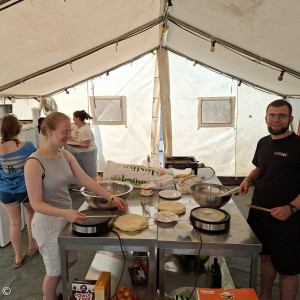 Erste Crepe im Küchenzelt